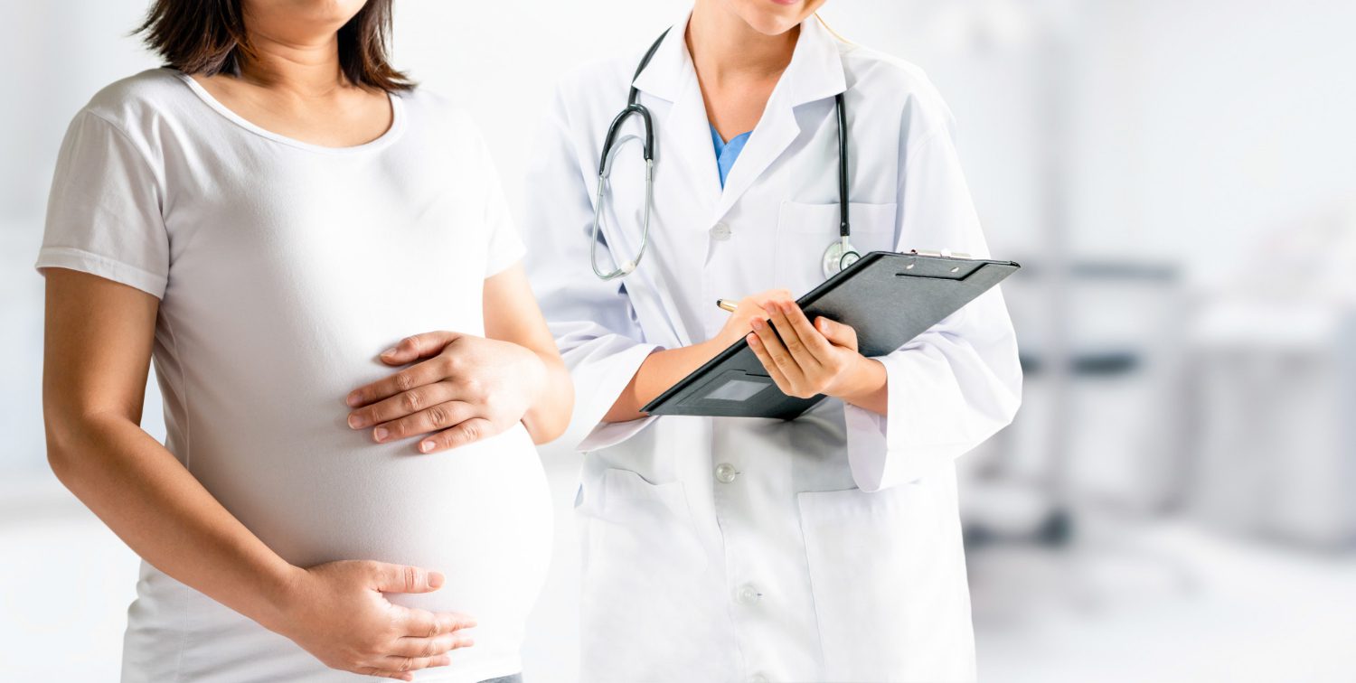 Pregnant woman and gynecologist doctor at hospital<br />
